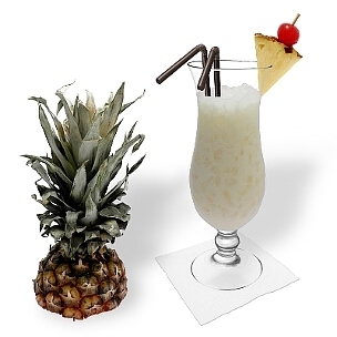 Batida de Coco im Hurricane-Glas, die übliche Art diesen leckeren Sommer Cocktail zu servieren.