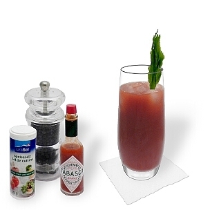 Bloody Mary ist ein würziger Cocktail aus den USA mit Wodka und Tomatensaft.