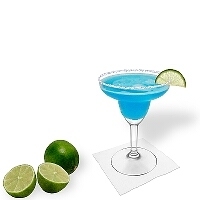 Blue Margarita im Margaritaglas mit Limettenschnitz und Zucker- oder Salzrand.
