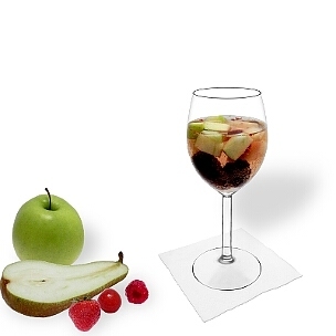 Früchtebowle im Weinglas, die übliche Art diesen leckeren Party-Drink zu servieren.