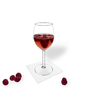Himbeerbowle im Weinglas, die übliche Art diesen leckeren Party Drink zu servieren.