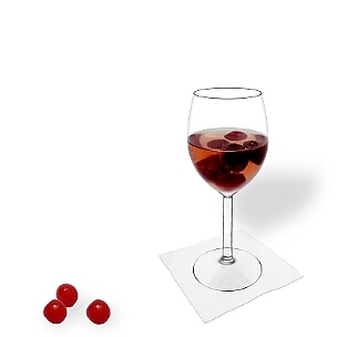 Kirschenbowle im Weinglas, die übliche Art diesen leckeren Party-Drink zu servieren.