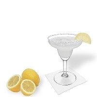 Margarita im Margaritaglas mit Zitronen-Dekoration und Zucker- oder Salzrand.