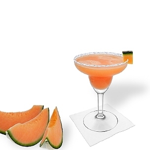 Melonen Margarita im Margarita-Glas dekoriert mit einem Stück Melone und Zucker- oder Salzrand. Die klassische Art diesen leckeren Tequila-Cocktail zu servieren.