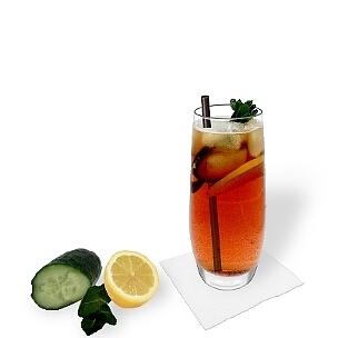 Pimms No.1 im Longdrinkglas, die übliche Art diesen leckeren Highballs-Cocktail zu servieren.
