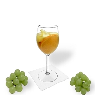 Sangria Blanca ist Weißwein oder Champagner und Orangensaft mit in Alkohol eingelegten Früchten. 