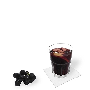 Tumbler-Gläser, kleinere Longdrinkgläser oder Weingläser sind am besten für Sangria geeignet.