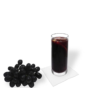 Sangria im Longdrinkglas, die übliche Art dieses fruchtige Weingetränk aus Spanien zu servieren.