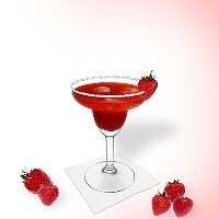 Strawberry Margarita im Margaritaglas mit Erbeer-Dekoration und Zucker- oder Salzrand.