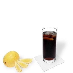 Whisky-Cola im Longdrinkglas, eine gute Option diesen leckeren Drink zu präsentieren.